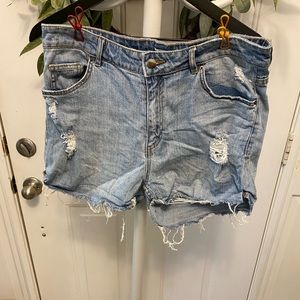 H&M Distressed Light Wash Blue Jean Mom Shorts 12